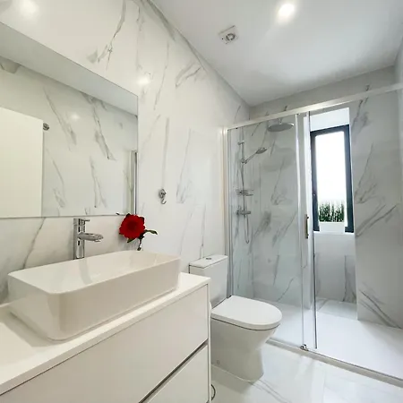 Apartman Modern Retreat With Mountain Views