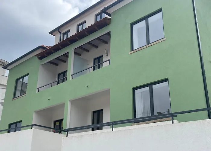 Modern Retreat With Mountain Views *