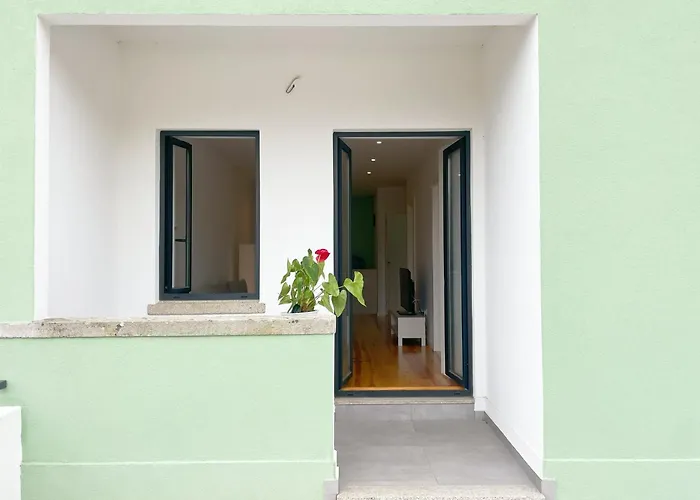 Modern Retreat With Mountain Views *