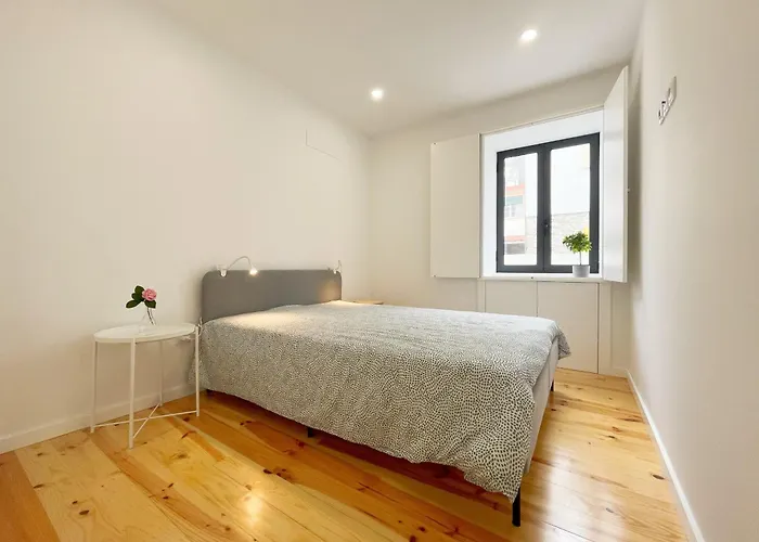 Modern Retreat With Mountain Views דירה *